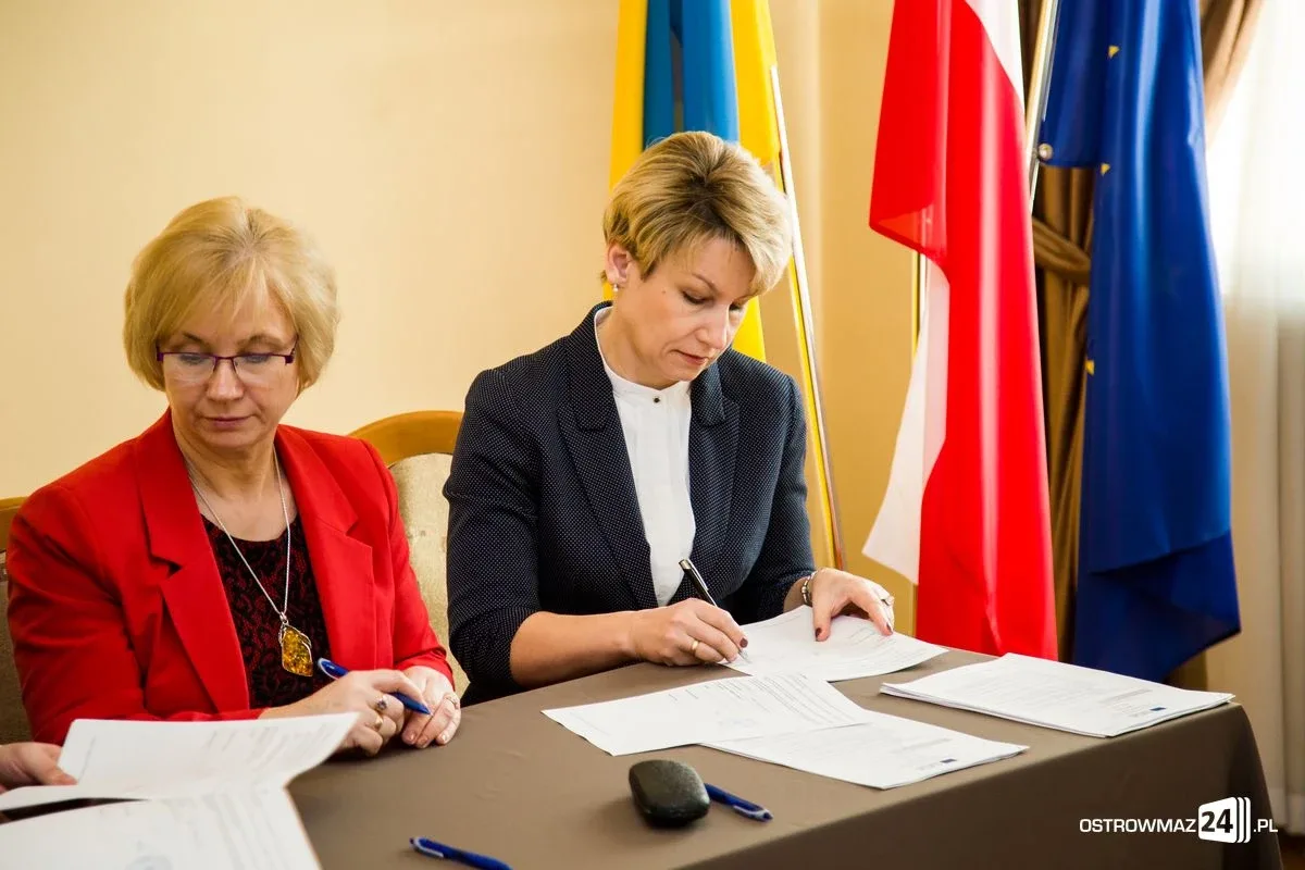 Powiat ostrowski podpisał umowę z ramach współpracy transgranicznej (zdjęcia)