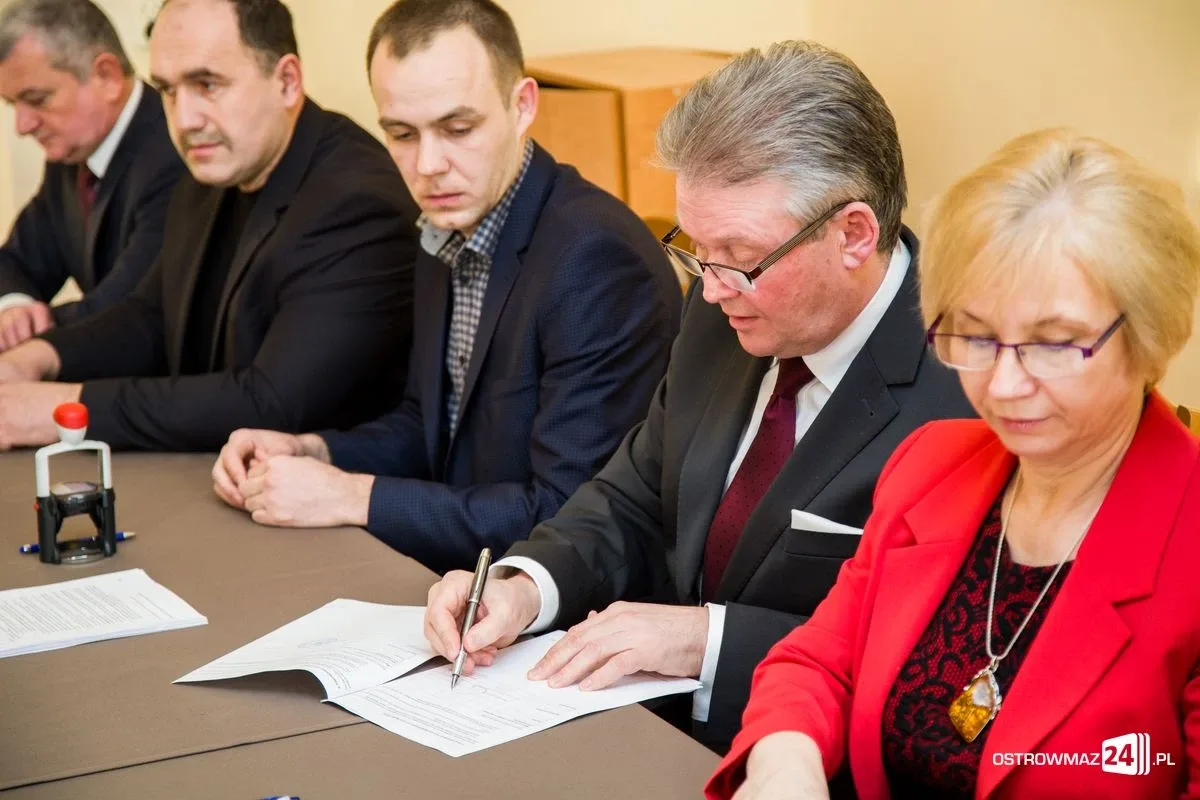 Powiat ostrowski podpisał umowę z ramach współpracy transgranicznej (zdjęcia)