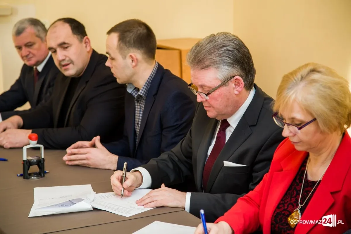 Powiat ostrowski podpisał umowę z ramach współpracy transgranicznej (zdjęcia)
