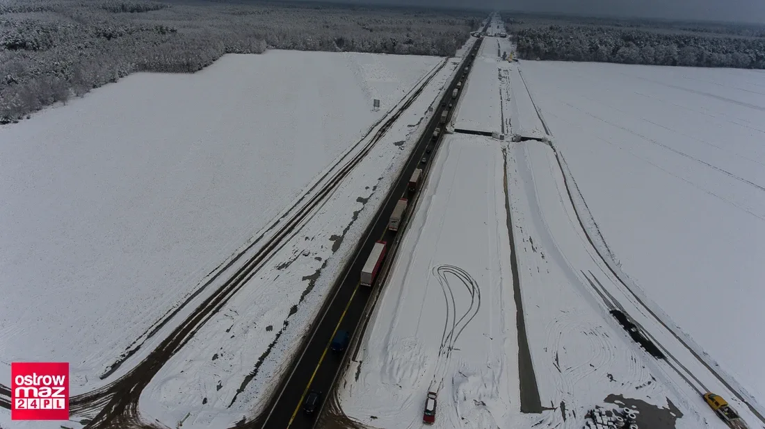 Remont na trasie S-8. Drogowcy zimą nie zwalniają tempa prac (dużo zdjęć)