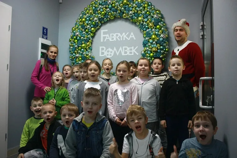Uczniowie ostrowskiej "Czwórki" na wycieczce w fabryce bombek (zdjęcia)