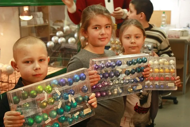 Uczniowie ostrowskiej "Czwórki" na wycieczce w fabryce bombek (zdjęcia)