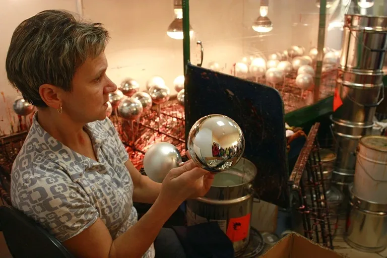 Uczniowie ostrowskiej "Czwórki" na wycieczce w fabryce bombek (zdjęcia)