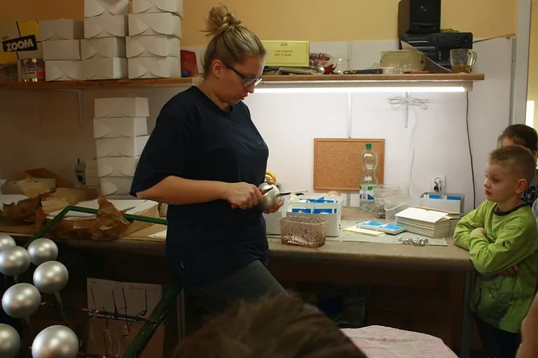 Uczniowie ostrowskiej "Czwórki" na wycieczce w fabryce bombek (zdjęcia)