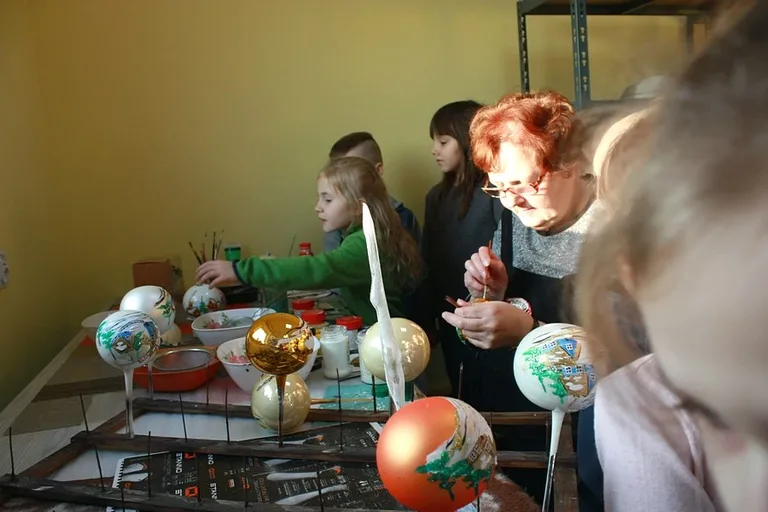 Uczniowie ostrowskiej "Czwórki" na wycieczce w fabryce bombek (zdjęcia)