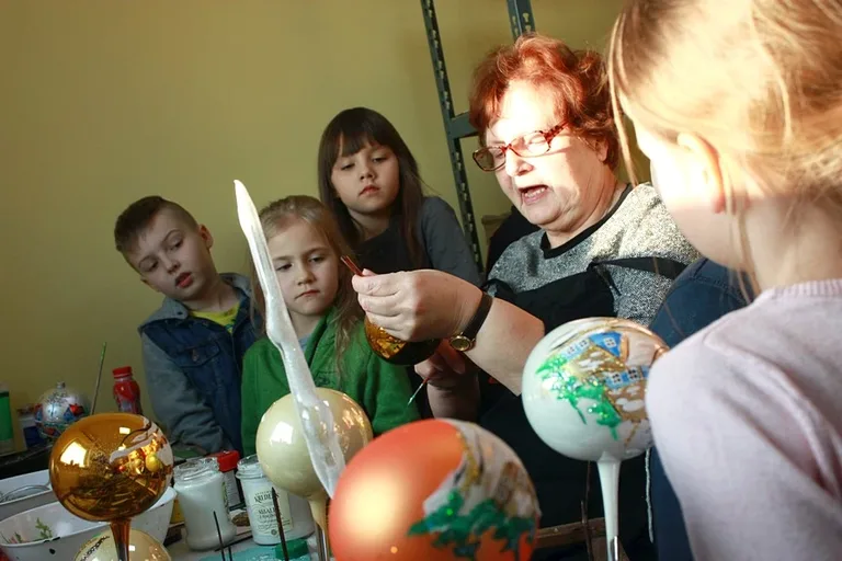 Uczniowie ostrowskiej "Czwórki" na wycieczce w fabryce bombek (zdjęcia)