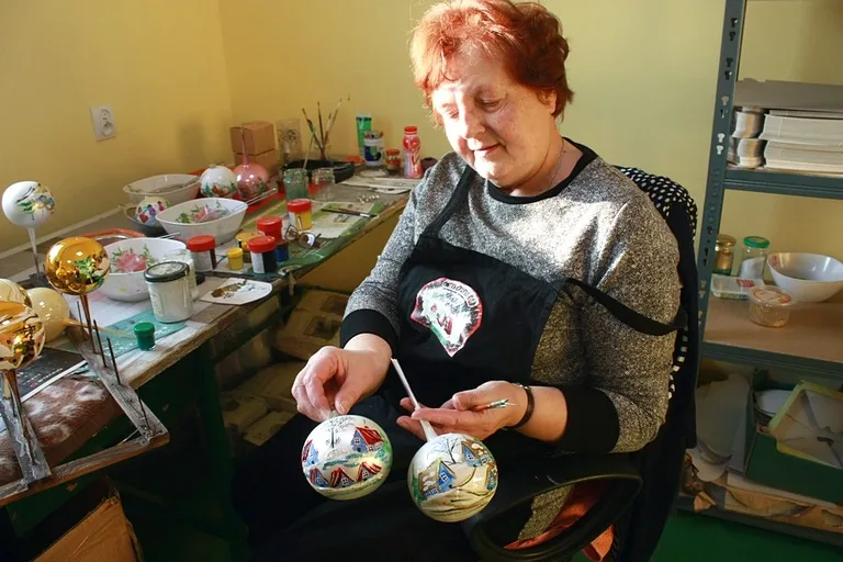 Uczniowie ostrowskiej "Czwórki" na wycieczce w fabryce bombek (zdjęcia)