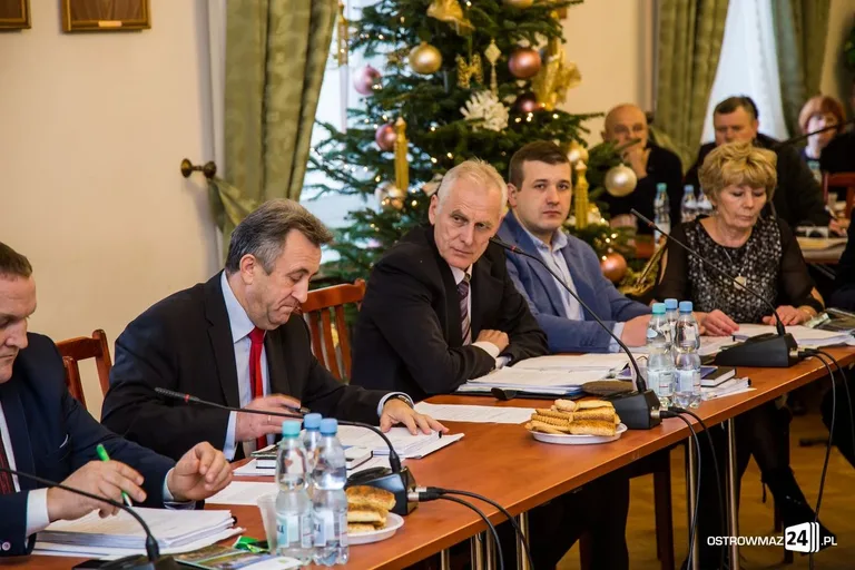 Sesja rady miasta z odrzuconym budżetem (zdjęcia, wideo)
