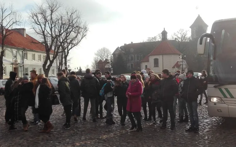 Blisko trzystu ostrowskich uczniów zwiedziło Pułtusk (zdjęcia)