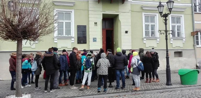 Blisko trzystu ostrowskich uczniów zwiedziło Pułtusk (zdjęcia)