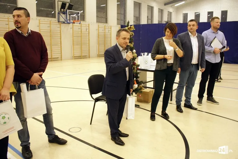 Święty Mikołaj z wizytą u młodych piłkarzy (zdjęcia)