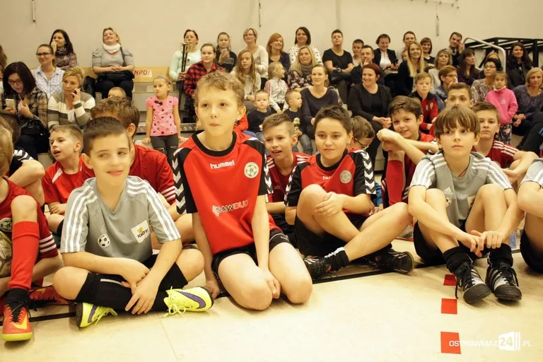 Święty Mikołaj z wizytą u młodych piłkarzy (zdjęcia)