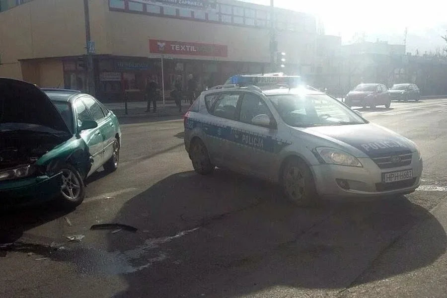 Zderzenie osobówek w centrum miasta (zdjęcia)