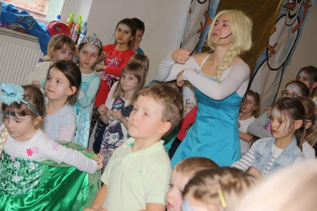 Dzieci bawiły się w Krainie Lodu (zdjęcia)