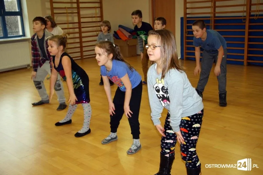 Zajęcia feryjnie w rytmie disco (zdjęcia)