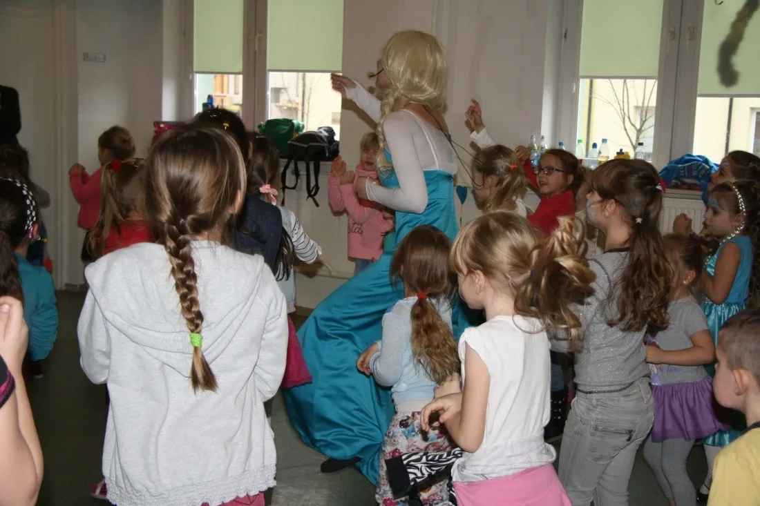 Dzieci bawiły się w Krainie Lodu (zdjęcia)
