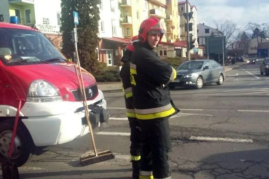 Zderzenie osobówek w centrum miasta (zdjęcia)