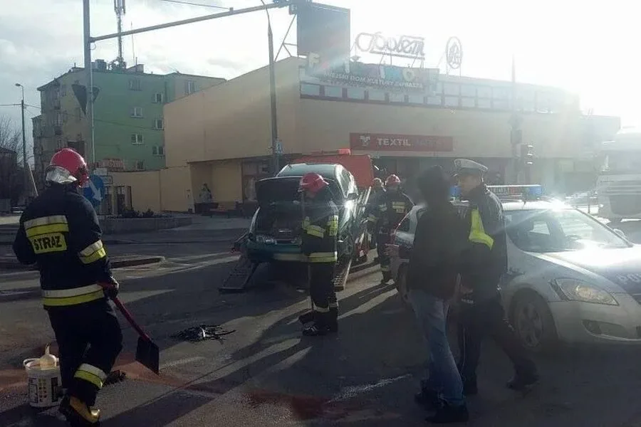 Zderzenie osobówek w centrum miasta (zdjęcia)