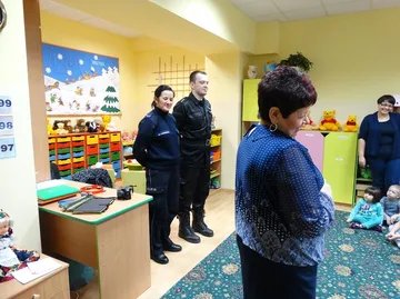 Policjantka i strażak odwiedzili najmłodszych