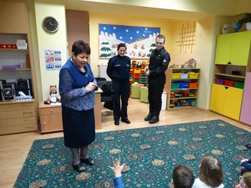 Policjantka i strażak odwiedzili najmłodszych
