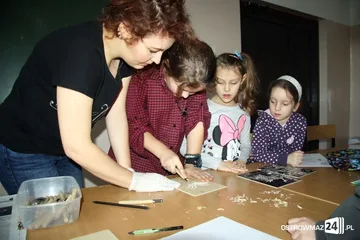 Feryjne warsztaty z linorytu (zdjęcia)
