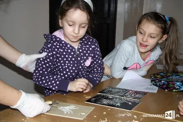 Feryjne warsztaty z linorytu (zdjęcia)