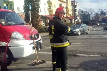 Zderzenie osobówek w centrum miasta (zdjęcia)