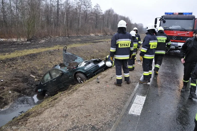 Wpadł w poślizg. Wjechał do rowu (zdjęcia)
