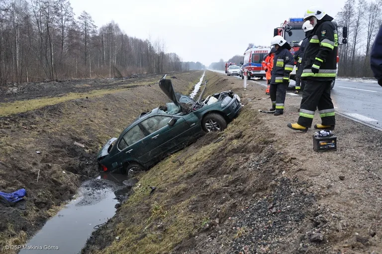 Wpadł w poślizg. Wjechał do rowu (zdjęcia)