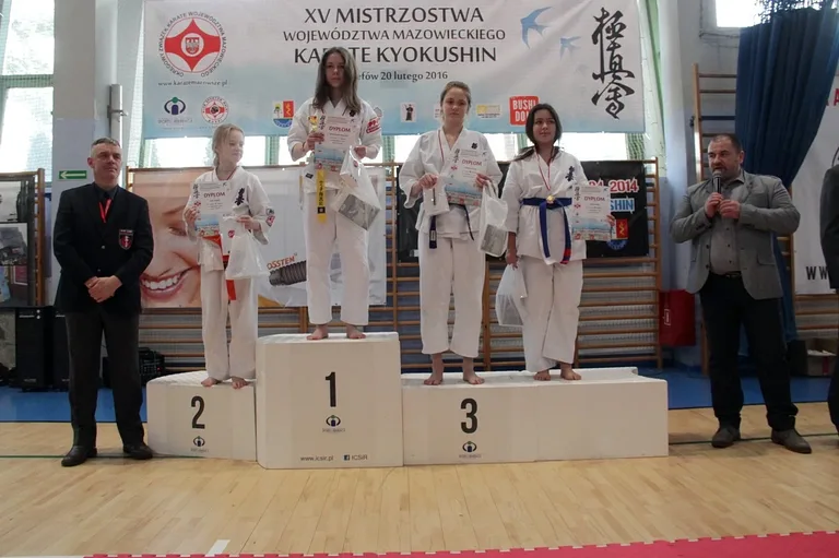 Osiem medali ostrowskich karateków (zdjęcia)