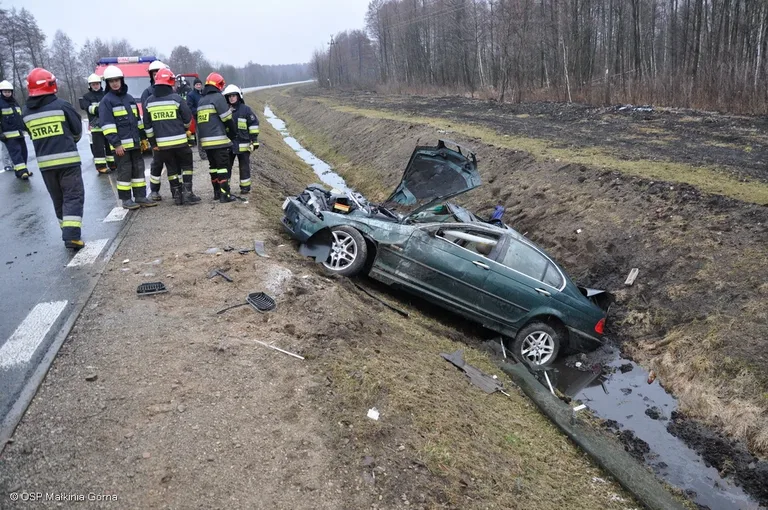 Wpadł w poślizg. Wjechał do rowu (zdjęcia)