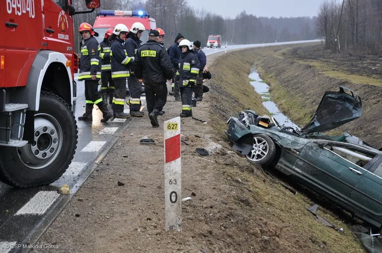 Wpadł w poślizg. Wjechał do rowu (zdjęcia)