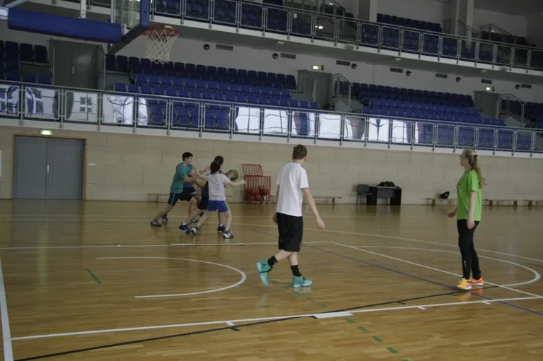 Trening koszykówki dla młodzieży w MOSiR (zdjęcia)