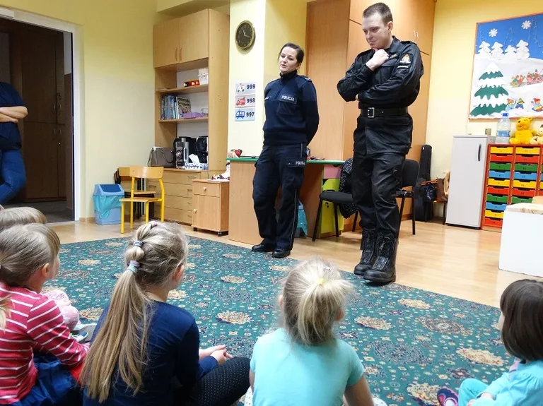 Policjantka i strażak odwiedzili najmłodszych