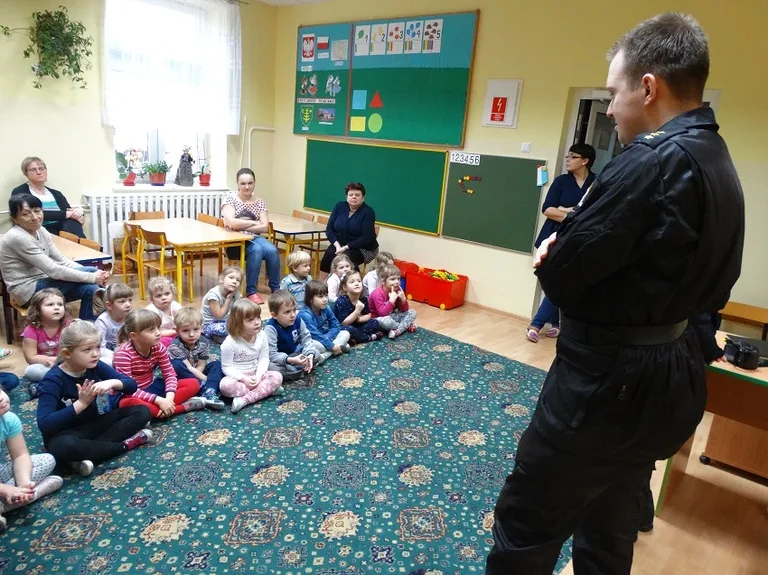 Policjantka i strażak odwiedzili najmłodszych
