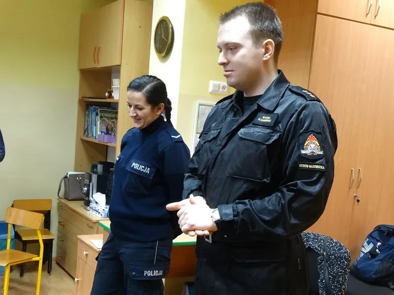 Policjantka i strażak odwiedzili najmłodszych