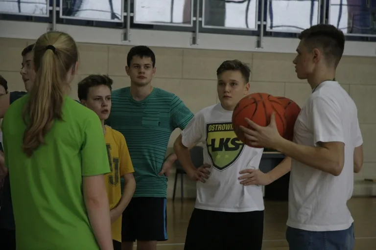 Trening koszykówki dla młodzieży w MOSiR (zdjęcia)