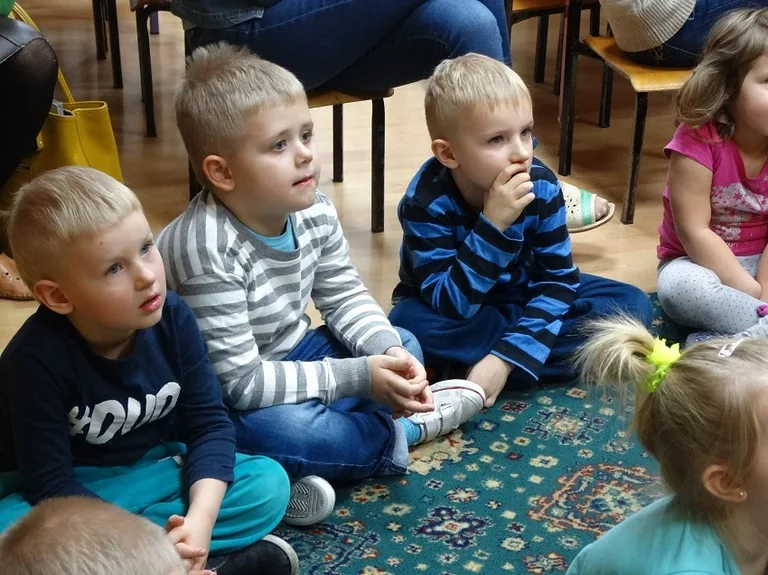 Policjantka i strażak odwiedzili najmłodszych