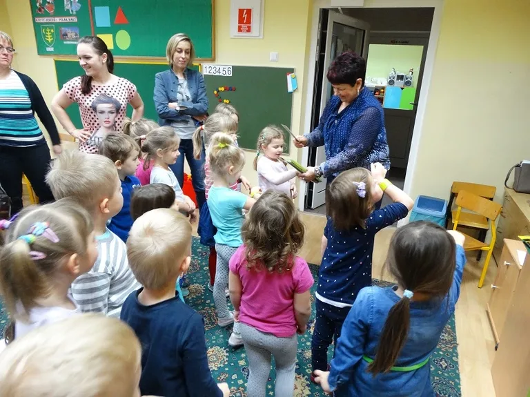Policjantka i strażak odwiedzili najmłodszych