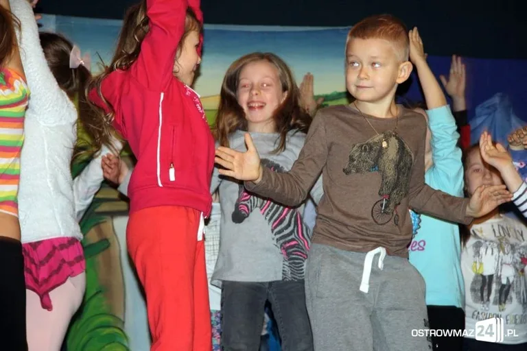Dzieci obejrzały feryjny spektakl (zdjęcia)