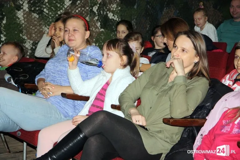 Dzieci obejrzały feryjny spektakl (zdjęcia)
