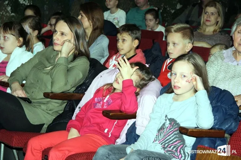 Dzieci obejrzały feryjny spektakl (zdjęcia)