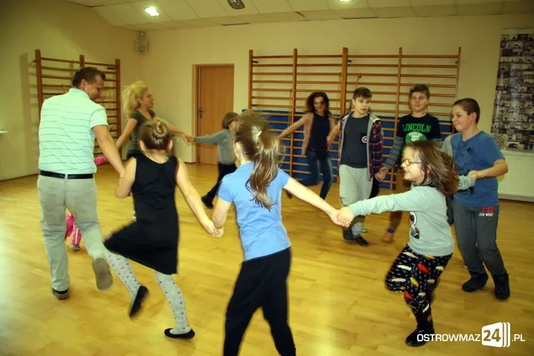Zajęcia feryjnie w rytmie disco (zdjęcia)