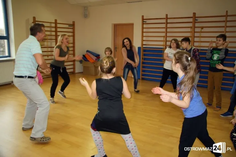 Zajęcia feryjnie w rytmie disco (zdjęcia)