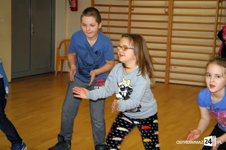 Zajęcia feryjnie w rytmie disco (zdjęcia)