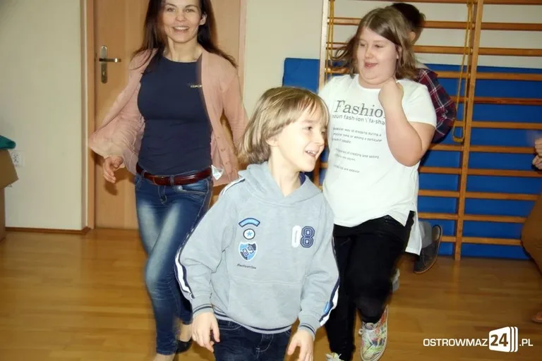 Zajęcia feryjnie w rytmie disco (zdjęcia)