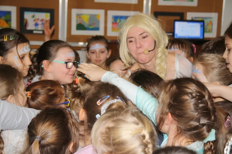 Dzieci bawiły się w Krainie Lodu (zdjęcia)