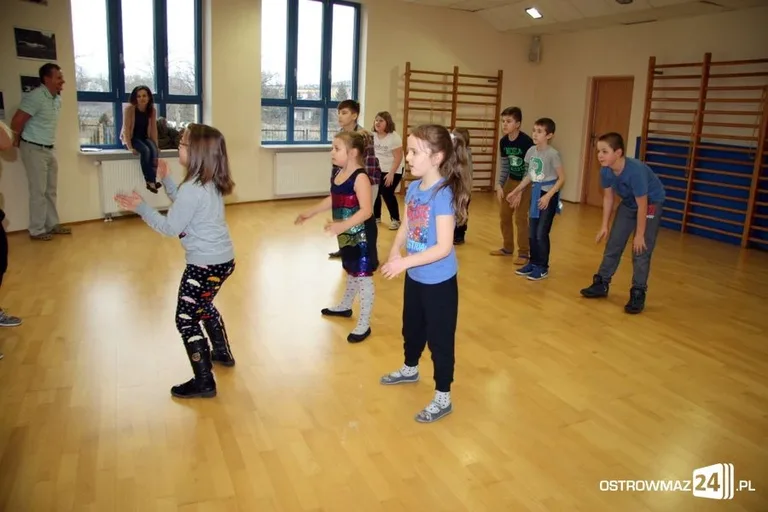 Zajęcia feryjnie w rytmie disco (zdjęcia)