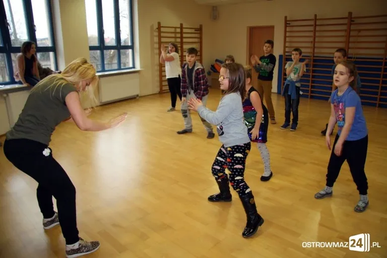 Zajęcia feryjnie w rytmie disco (zdjęcia)
