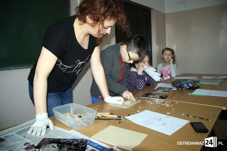 Feryjne warsztaty z linorytu (zdjęcia)